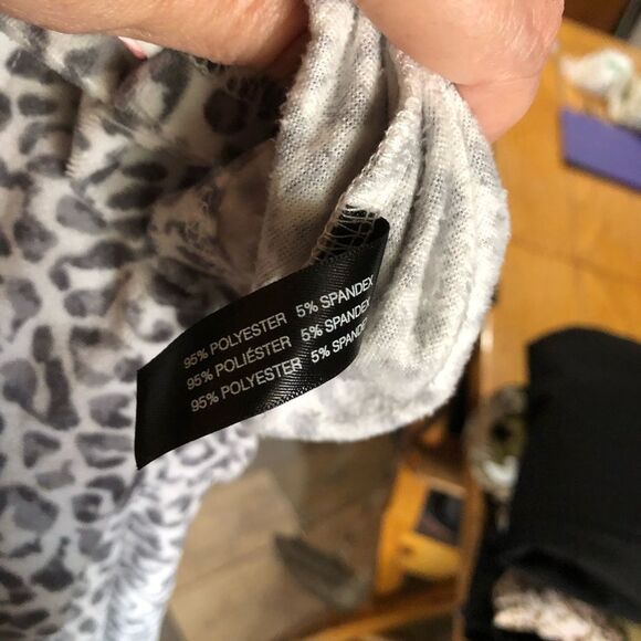 BCBGMAXAZRIA Collared Button Front Animal Print Pajama Top - M - Picture 12 of 13